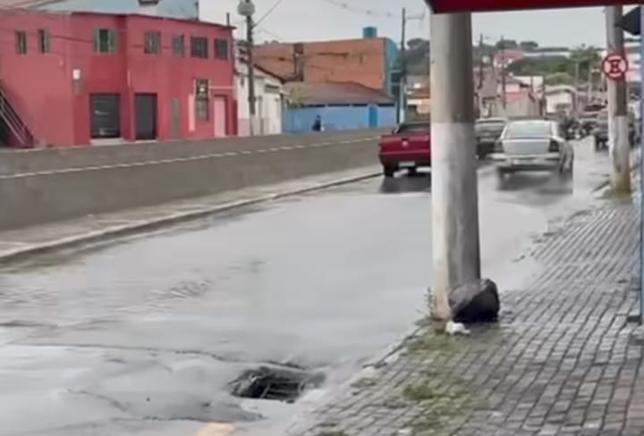 Em fase de conclusão de obras no córrego da Lagoa, av. José Tonoli fica alagada
